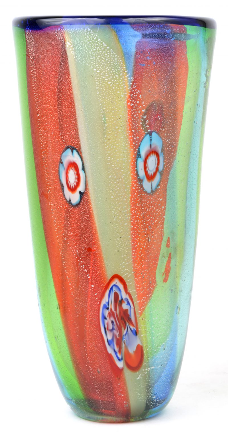 Een vaas van Muranoglas in verschillende kleuren en met bloemen.