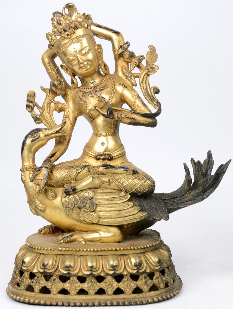 “Zittende Bodhisattva op eend”. Een verguld bronzen beeld.