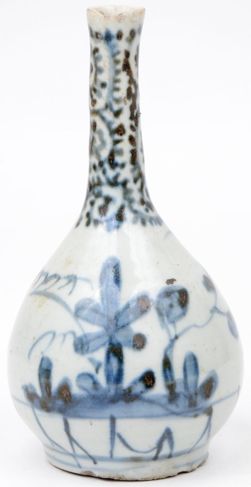 Een flesvaasje van blauw en wit Chinees porselein met een plantendecor. Schilfer aan de rand.
