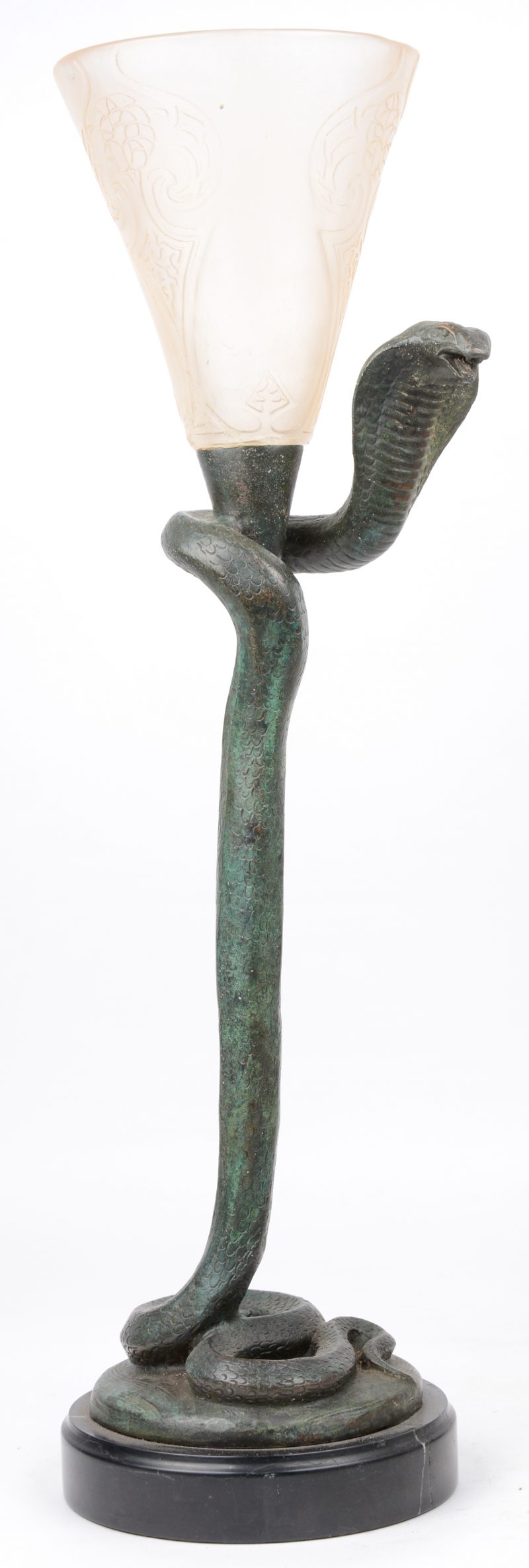 Een tafellamp met glazen kap, gedragen door een bronzen cobra op zwart marmeren sokkel.
