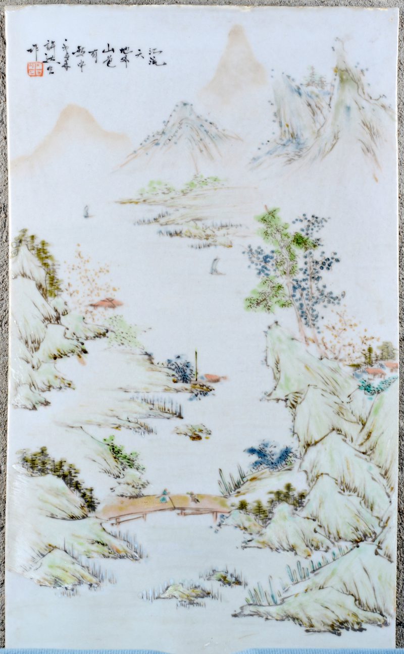 Een plaquette van Chinees porselein met een meerkleurig landschapsdecor.