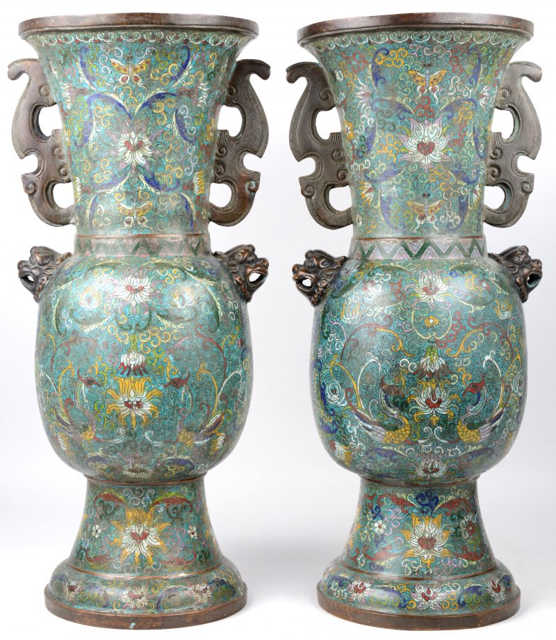 Een paar vazen van cloisonné op brons, versierd met een bloemendecor.