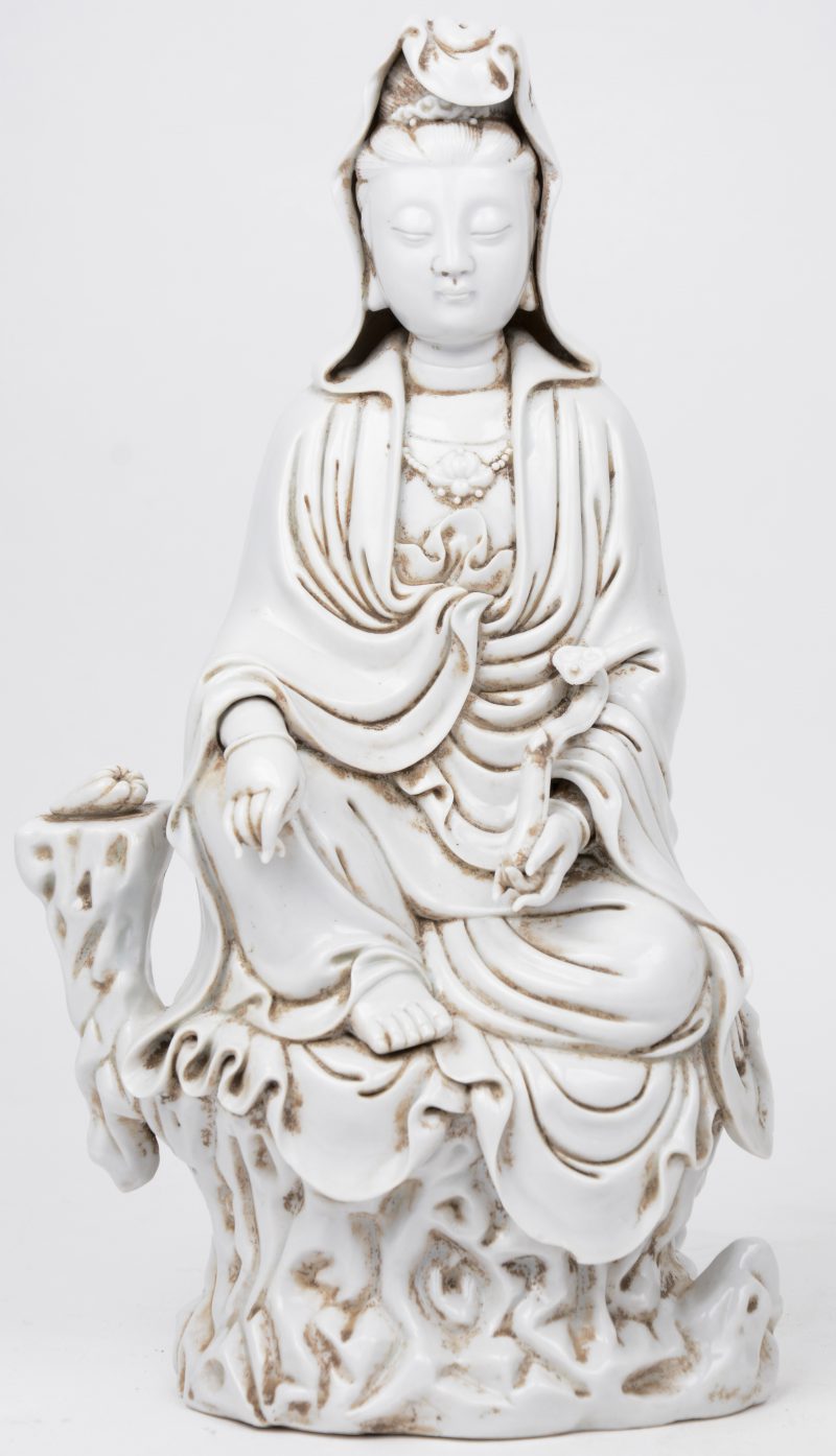 Een zittende Guan Yin met ruyi. Monochroom wit porselein in de geest van het blanc de Chine.