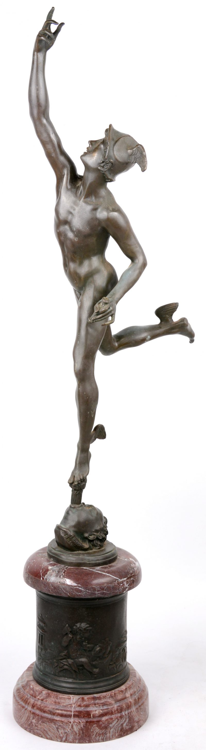 “Mercurius”. Een bronzen beeld naar een werk van Jean de Bologne. Op het marmeren voetstuk een bronzen fries met putti die kunsten bedrijven in reliëf.
