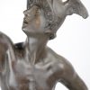 “Mercurius”. Een bronzen beeld naar een werk van Jean de Bologne. Op het marmeren voetstuk een bronzen fries met putti die kunsten bedrijven in reliëf.