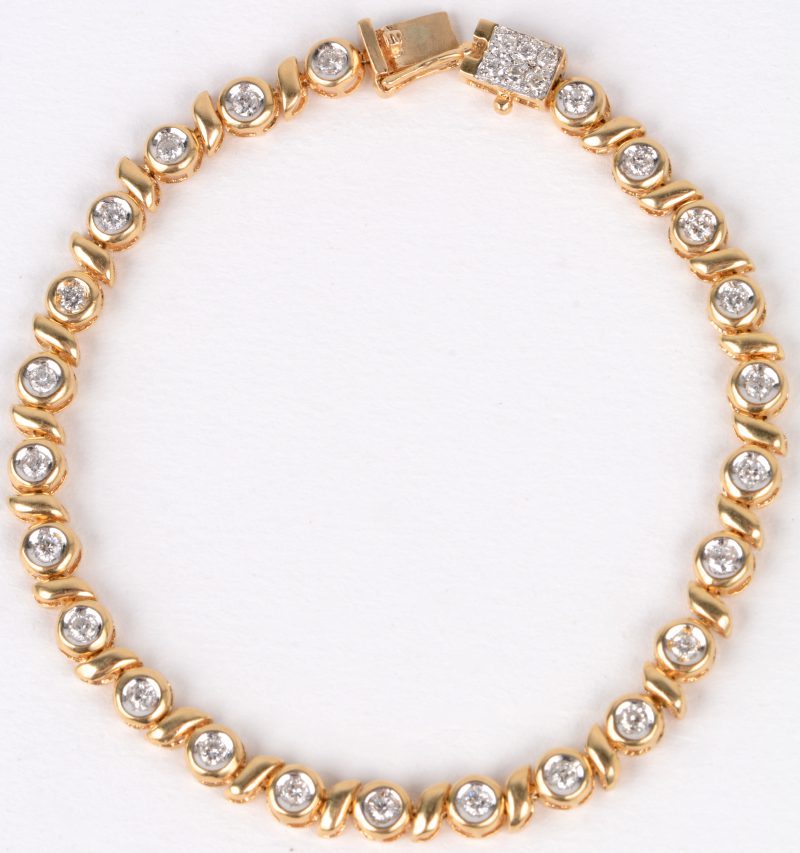 Een 18 karaats geel gouden schakelarmband bezet met diamanten met een gezamenlijk gewicht van ± 1 ct.