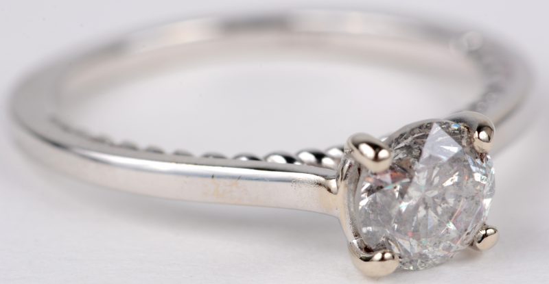 Een 14 karaats wit gouden ring bezet met een diamant van 1 ct. Color H SI3.