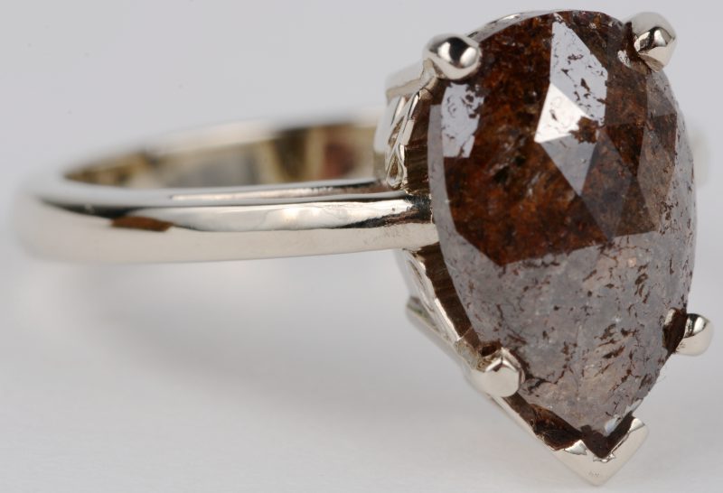 Een 10 karaats wit gouden ring bezet met een diamant opaak van 2,94 ct.