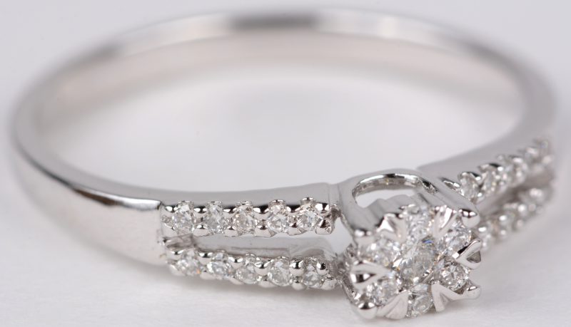 Een 18 karaats wit gouden ring bezet met diamanten met een gezamenlijk gewicht van ± 0,28 ct.