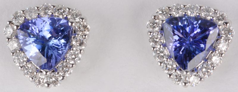Een paar 18 karaats wit gouden oorbellen bezet met diamanten met een gezamenlijk gewicht van ± 0,55 ct. en tanzaniet met een gezamenlijk gewicht van ± 1,86 ct.
