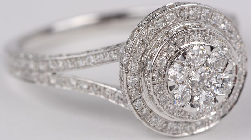 Een 18 karaats wit gouden ring bezet met diamanten met een gezamenlijk gewicht van ± 1,04 ct.