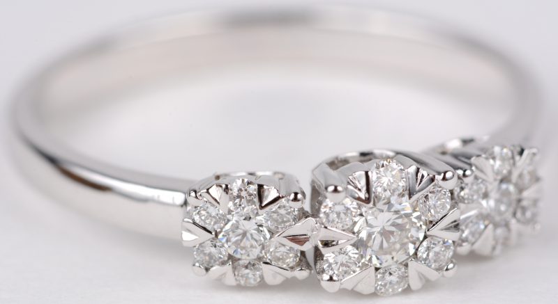 Een 18 karaats wit gouden ring bezet met diamanten met een gezamenlijk gewicht van ± 0,42 ct.