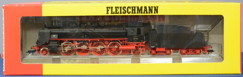 Een stoomlocomotief DR 39 met tender van de Deutsche Reichsbahn voor spoortype HO. In originele doos.