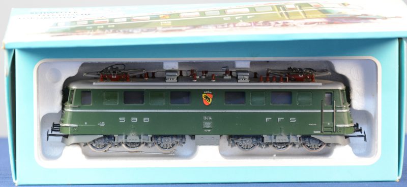 Een elektrische locomotief Ae 6/6 "Bern" van de Zwitserse spoorwegen.