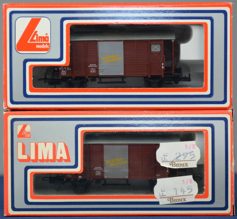 Twee goederenwagons van de Zwitserse spoorwegen voor spoortype HO. In originele dozen.
