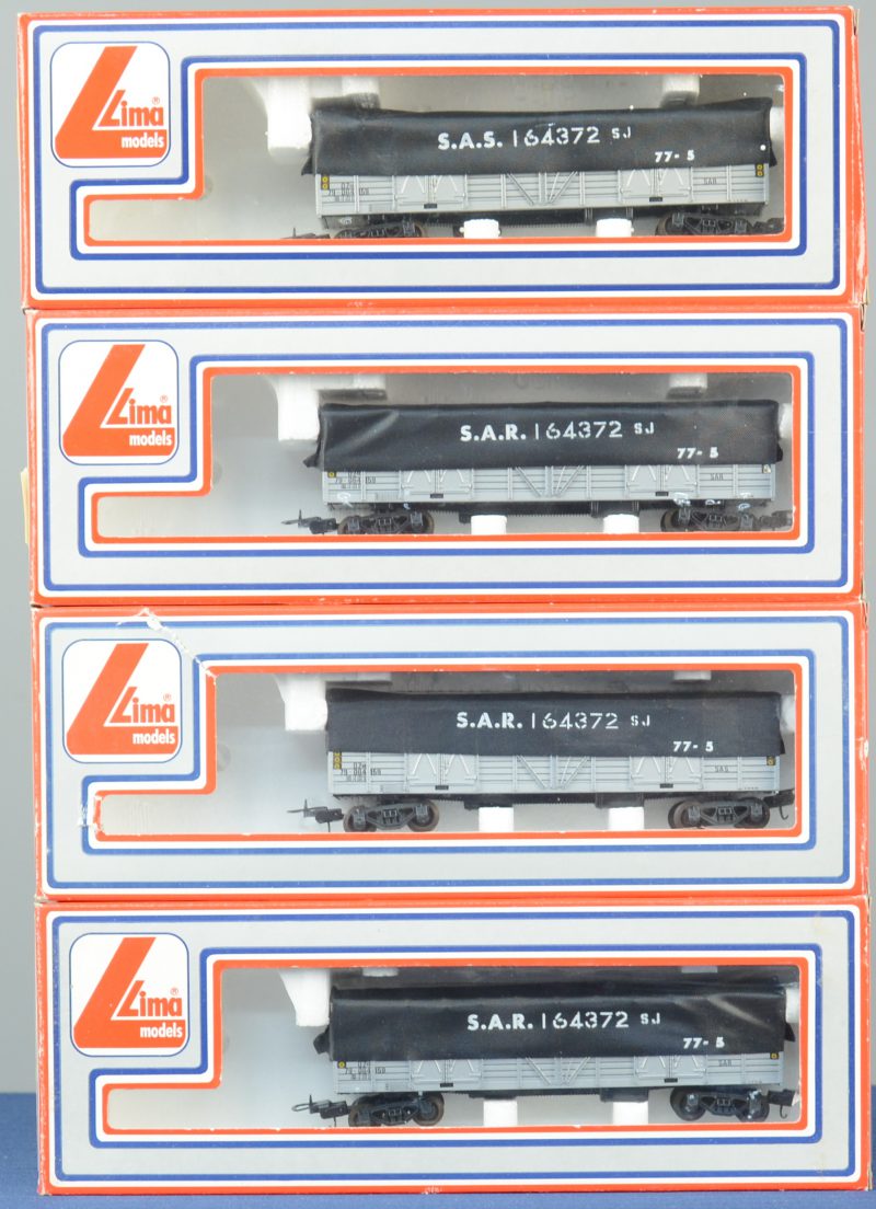 Vier goederenwagons met canvas van de Zuid-Afrikaanse spoorwegen. In originele dozen.