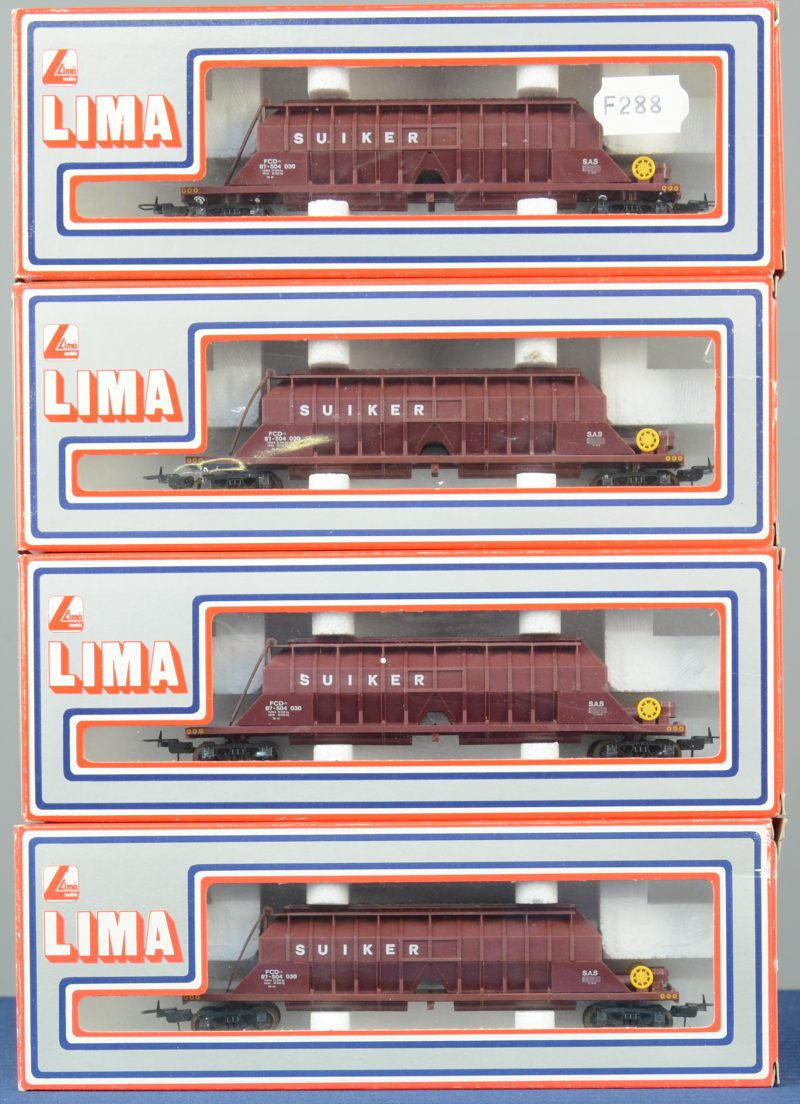 Vier suikerwagons van de Zuid-Afrikaanse spoorwegen voor spoortype HO. In originele dozen.