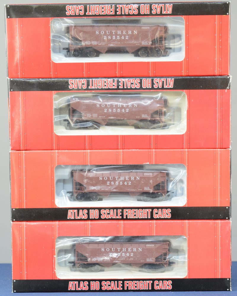 Vier ‘Hopper’ wagons van de Southern Railway voor spoortype HO. Allen in originele doos.
