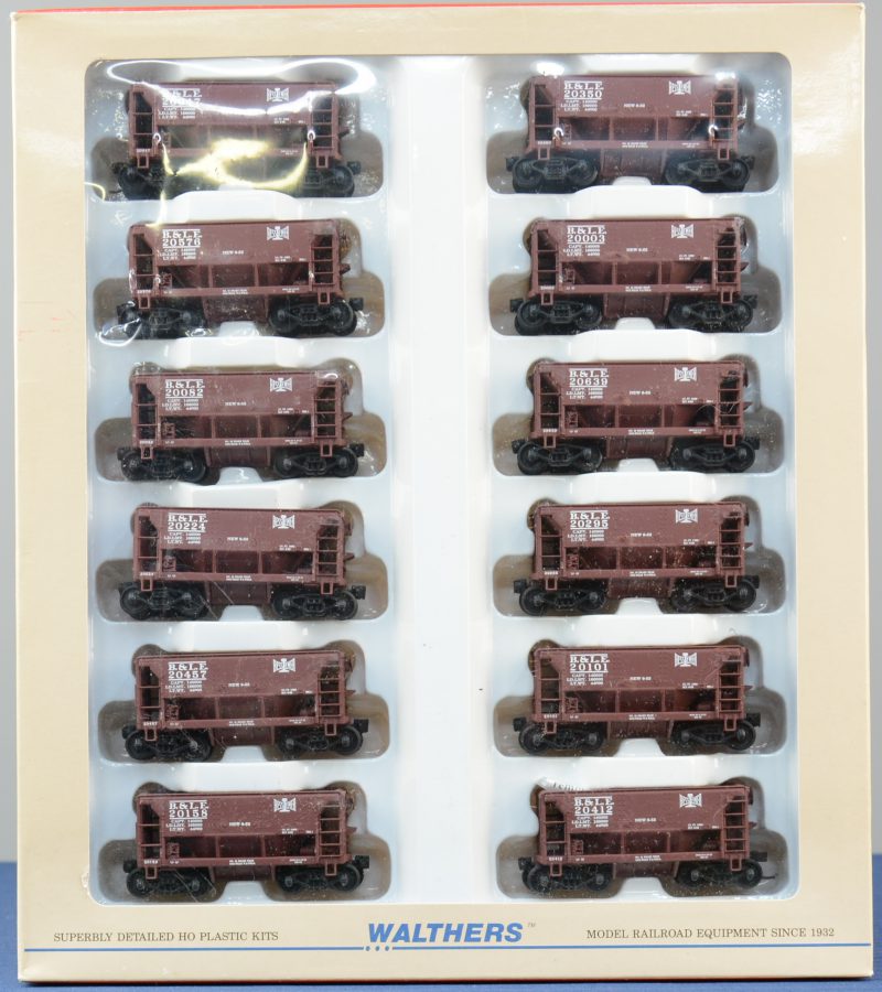 Een set met twaalf ertswagons van de Bessemer & Lake Erie Railroad voor spoortype Ho. In originele doos.