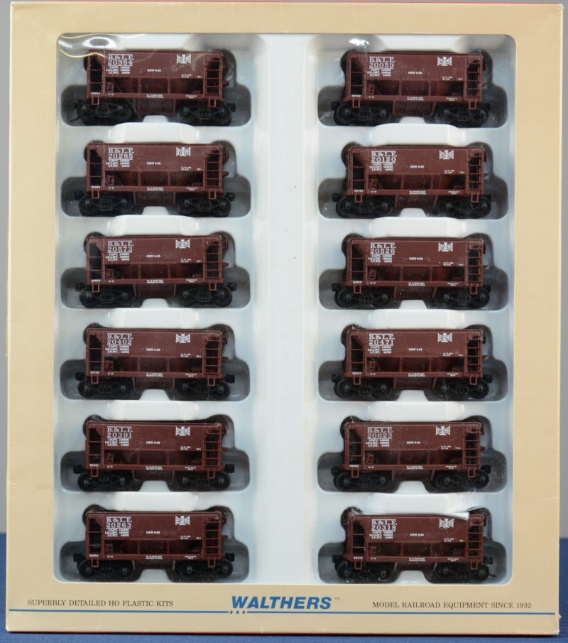 Een set met twaalf ertswagons van de Bessemer & Lake Erie Railroad voor spoortype Ho. In originele doos.