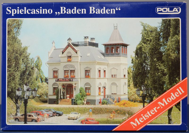 “Baden Baden Casino”. Een modelbouwkit op schaal HO. Compleet en in originele doos. We voegen er een fles zwart grind aan toe.