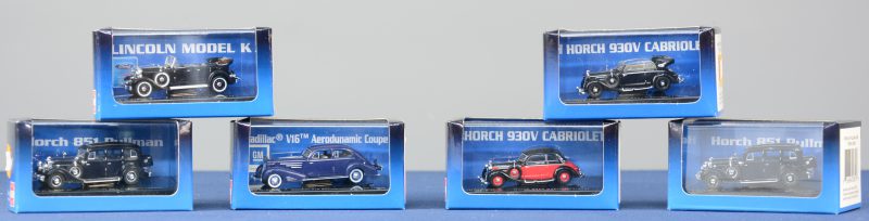 Een lot van zes modelautootjes op schaal HO: - 1935 Horch 851 Pullman. (2X)- 1939 Horch 930V Cabriolet zwart open.- 1939 Horch 930V Cabriolet rood gesloten.- 1931 Lincoln Model K.- 1934 Cadillac V16 Aerodynamic Coupe.
