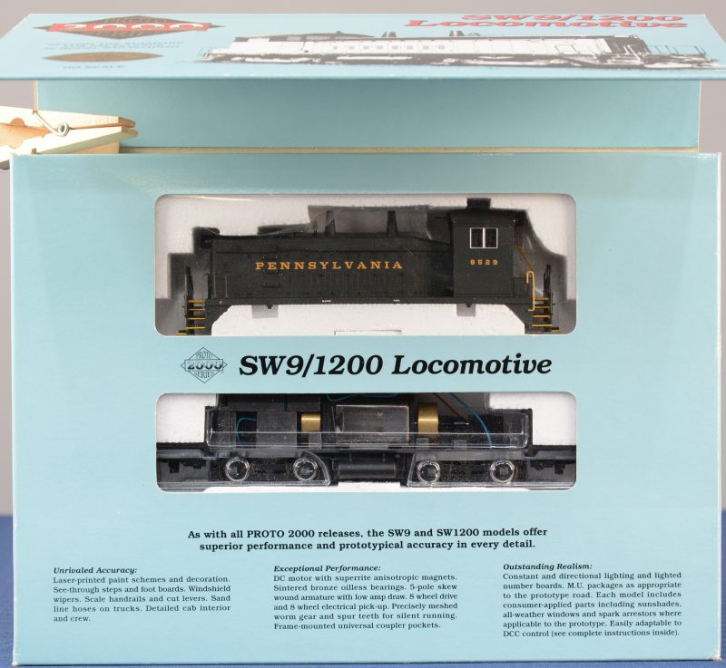 Een SW9/1200 diesellocomotief van de Pennsylvania Railroad voor spoortype HO. In originele doos.