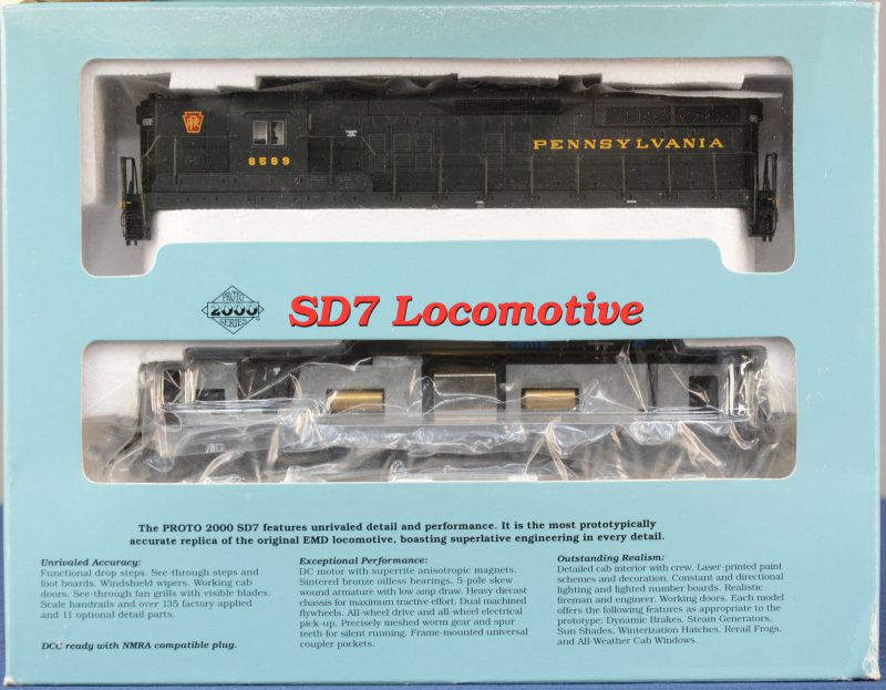 Een SD7 diesellocomotief van de Pennsylvania Railroad voor spoortype HO. In originele doos.