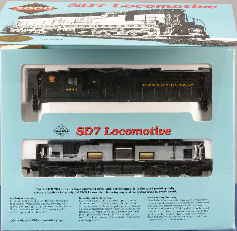 Een SD7 diesellocomotief van de Pennsylvania Railroad voor spoortype HO. In originele doos.