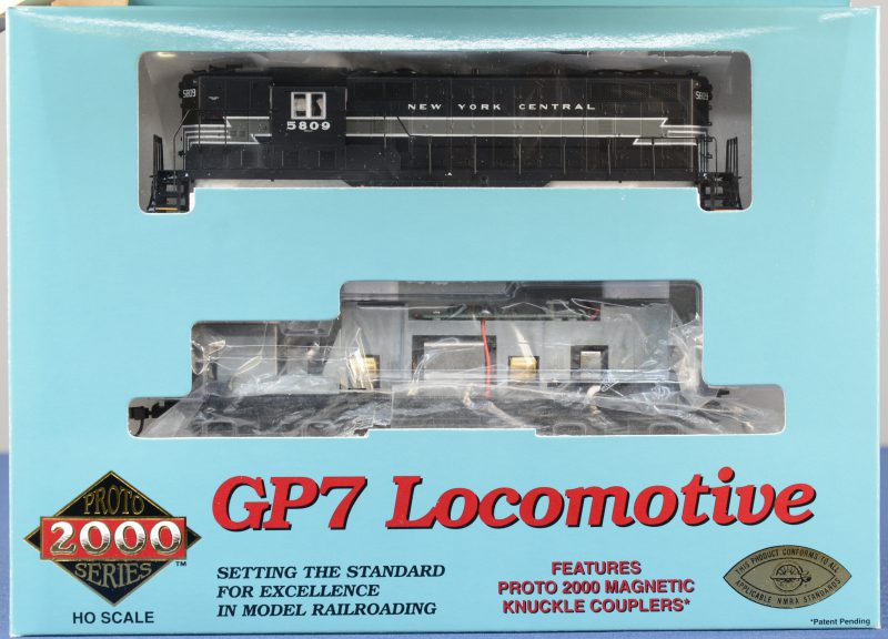 Een GP7 Diesel-elektrolocomotief van New York Central voor spoortype HO. In originele doos.