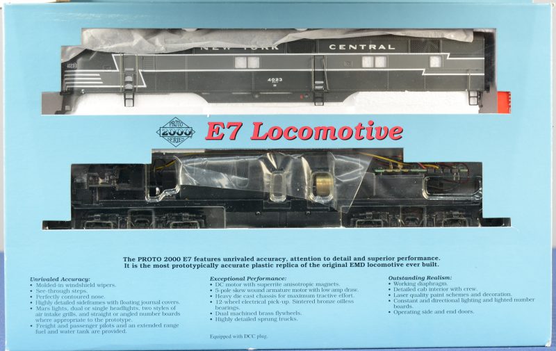 Een E7 Diesel passagierslocomotief van New York Central voor spoortype HO. Enkel de aangedreven A-eenheid. In originele doos.