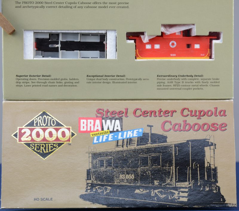 Twee stalen ‘Caboose’ wagons met centrale koepel van Lehigh & New England voor spoortype HO. In originele dozen.