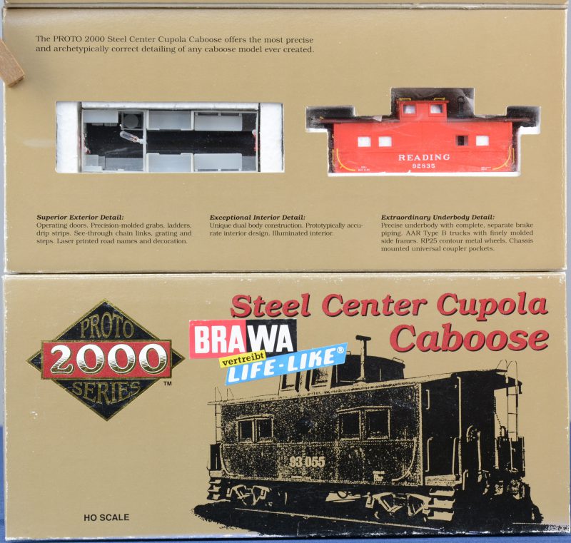 Twee stalen ‘Caboose’ wagons met centrale koepel van Reading voor spoortype HO. In originele dozen