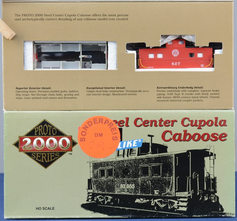 Twee stalen ‘Caboose’ wagons met centrale koepel voor spoortype HO, waarbij één van Pittsburgh & West Virginia Railway en één niet gedecoreerd. In originele dozen