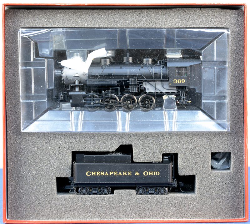 Een USRA 0-8-0 stoomlocomotief met getrokken tender van Chesapeake & Ohio voor spoortype HO. In originele doos.