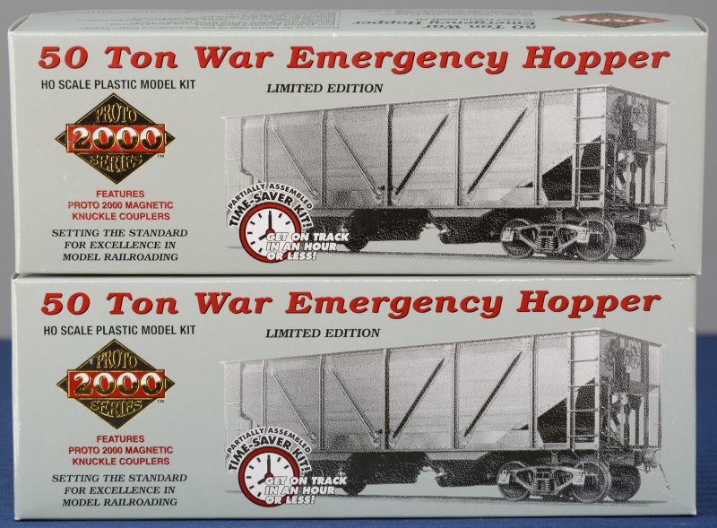 Twee “50 ton War Emergency Hoppers” van Baltimore & Ohio voor spoortype HO. Als bouwpakketten. Compleet en in originele doos.