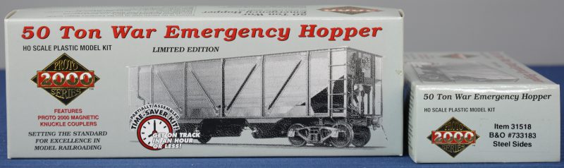 Twee “50 ton War Emergency Hoppers” van Baltimore & Ohio voor spoortype HO. Als bouwpakketten. Compleet en in originele doos.