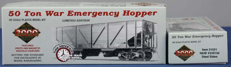 Twee “50 ton War Emergency Hoppers” van Chesapeake & Ohio voor spoortype HO. Als bouwpakketten. Compleet en in originele doos.