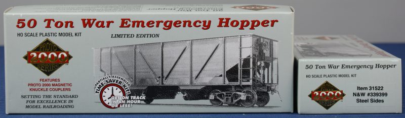 Twee “50 ton War Emergency Hoppers” van Norfolk & Western voor spoortype HO. Als bouwpakketten. Compleet en in originele doos.