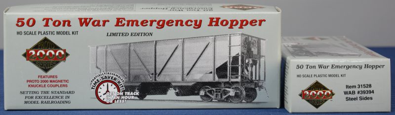 Twee “50 ton War Emergency Hoppers” van Wabash voor spoortype HO. Als bouwpakketten. Compleet en in originele doos.