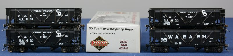 Twee “50 ton War Emergency Hoppers” van Wabash voor spoortype HO, waarbij één in doos. We voegen er drie exemplaren van Chesapeake & Ohio aan toe