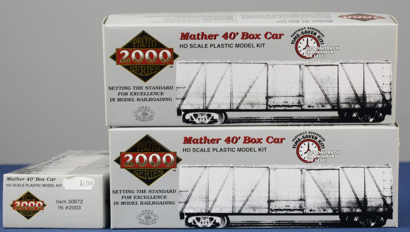 Drie Mather 40’ goederenwagons voor spoortype HO, resp. van Illinois Norhern, Manufacturers Railway en Port Huron & Detroit. Als bouwpakketten. Compleet en in originele doos.