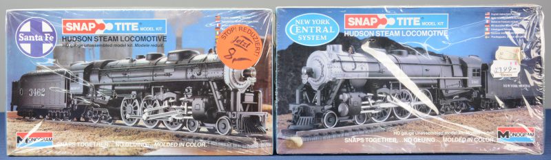 “Hudson steam locomotive” & “Santa Fe steam locomotive”. Twee bouwpakketten. Compleet en in originele doos.