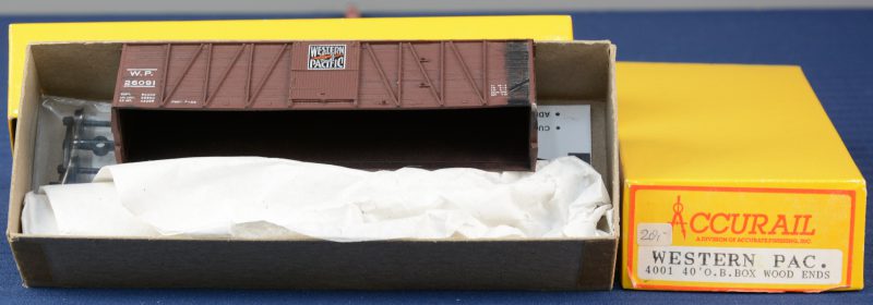 Twee 40’ houten goederenwagons van de Western Pacific voor spoortype HO. Als bouwpakket. Compleet en in originele dozen.