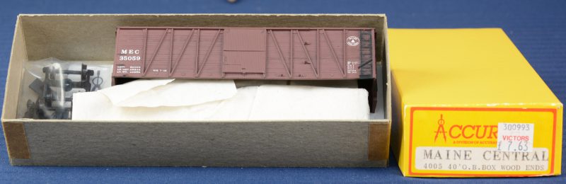 Twee 40’ houten goederenwagons van Maine Central voor spoortype HO. Als bouwpakket. Compleet en in originele dozen.