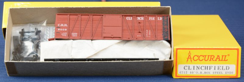 Twee Amerikaanse 40’ goederenwagons van Clinchfield voor spoortype HO. Als bouwpakket. Compleet en in originele dozen.