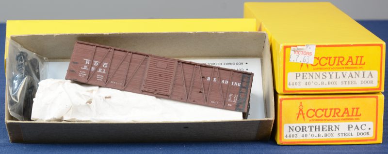 Drie Amerikaanse 40’ goederenwagons, resp. van Pennsylvania, Northern Pacific en Reading voor spoortype HO. Als bouwpakket. Compleet en in originele dozen.