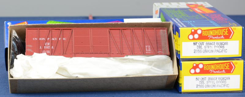 Drie Amerikaanse 50’ gesloten goederenwagons van Union Pacific voor spoortype HO. Als bouwpakketten. Compleet en in originele dozen.