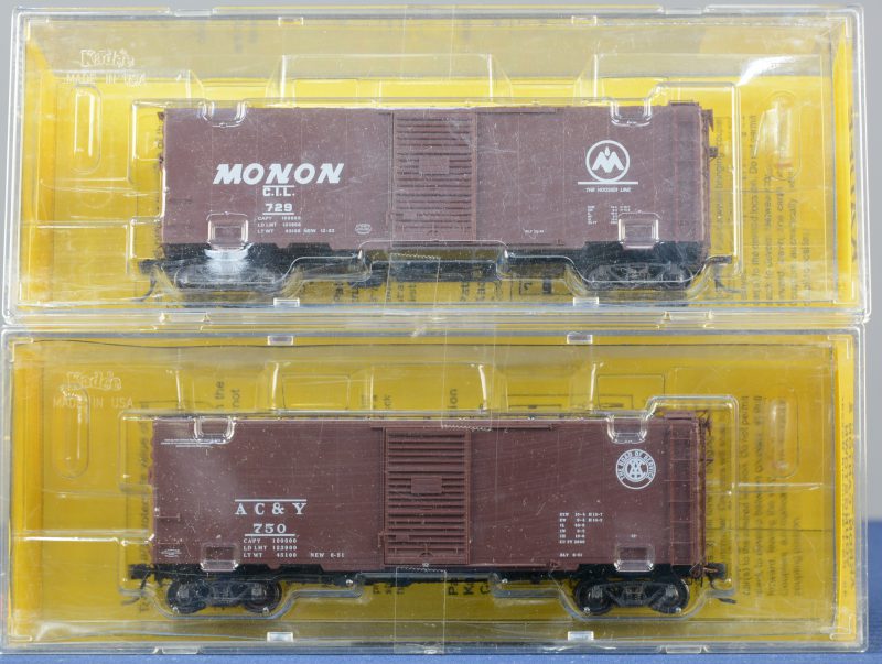Twee Amerikaanse 40’ gesloten goederenwagons voor spoortype HO, waarbij één van Chicago, Indianapolis & LouisVille (Monon) en de andere van Akron, Canton & Youngstown. Beide in originele doos.