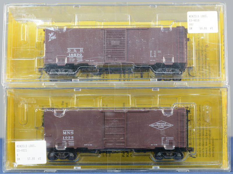 Twee Amerikaanse 40’ gesloten goederenwagons voor spoortype HO, waarbij één van Delaware & Hudson en de andere van Minneapolis Northfield and Southern. Beide in originele doos.
